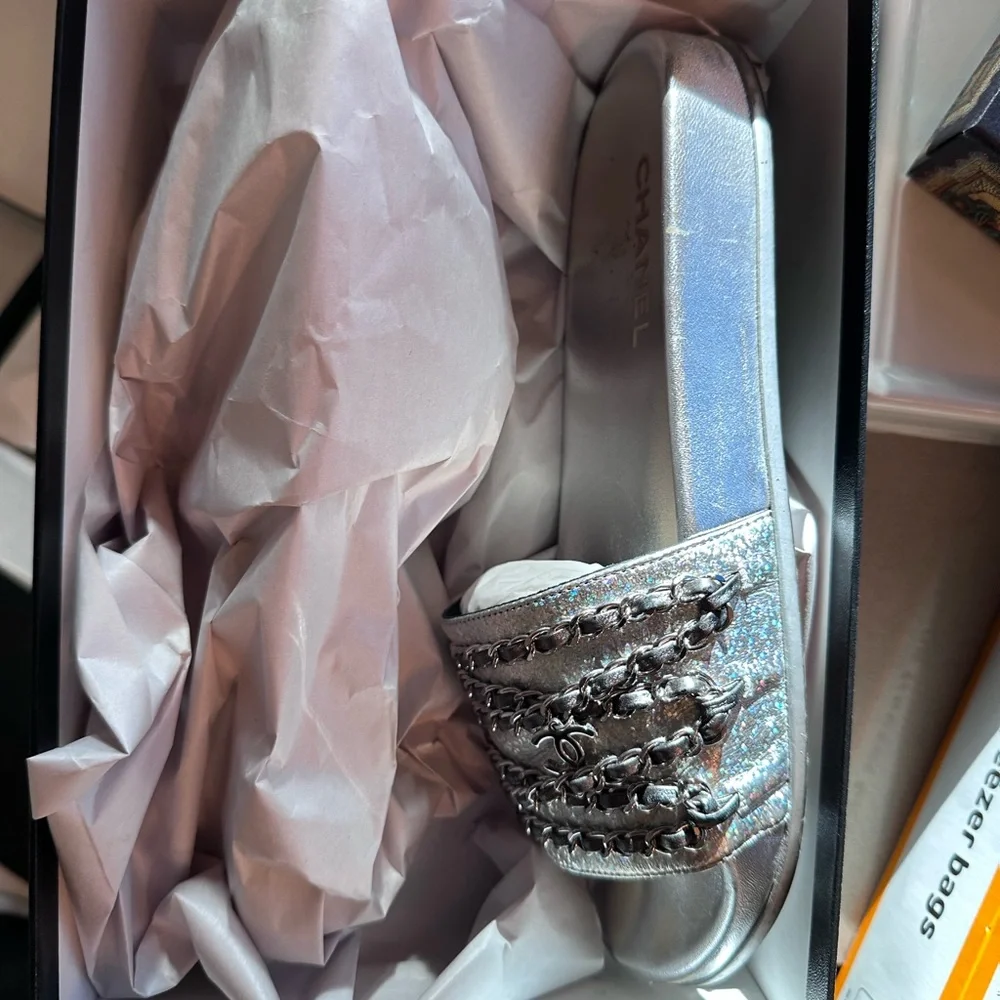 Chanel Chanel Metallic Silver Leather CC Chain Embellished Flat Slides Size 41